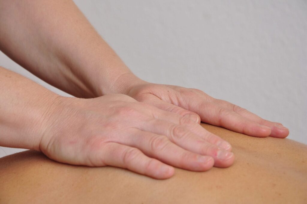 Heilende Hände führen eine Massage der TCM, Tuina Anmo - Heilmassage der TCM durch. Ganzheitlich und mit ätherischen Ölen