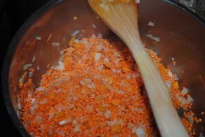 Rote Linsen werden für Linsenlaibchen mit Zwiebel gekocht